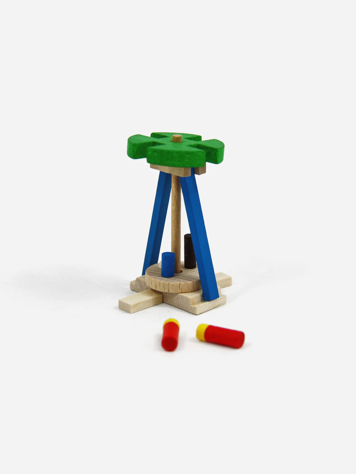Aufgebaute Mini-Weihnachtspyramide aus Holz mit grünem Flügelrad, blauen Streben und zwei rot-gelben Kerzen