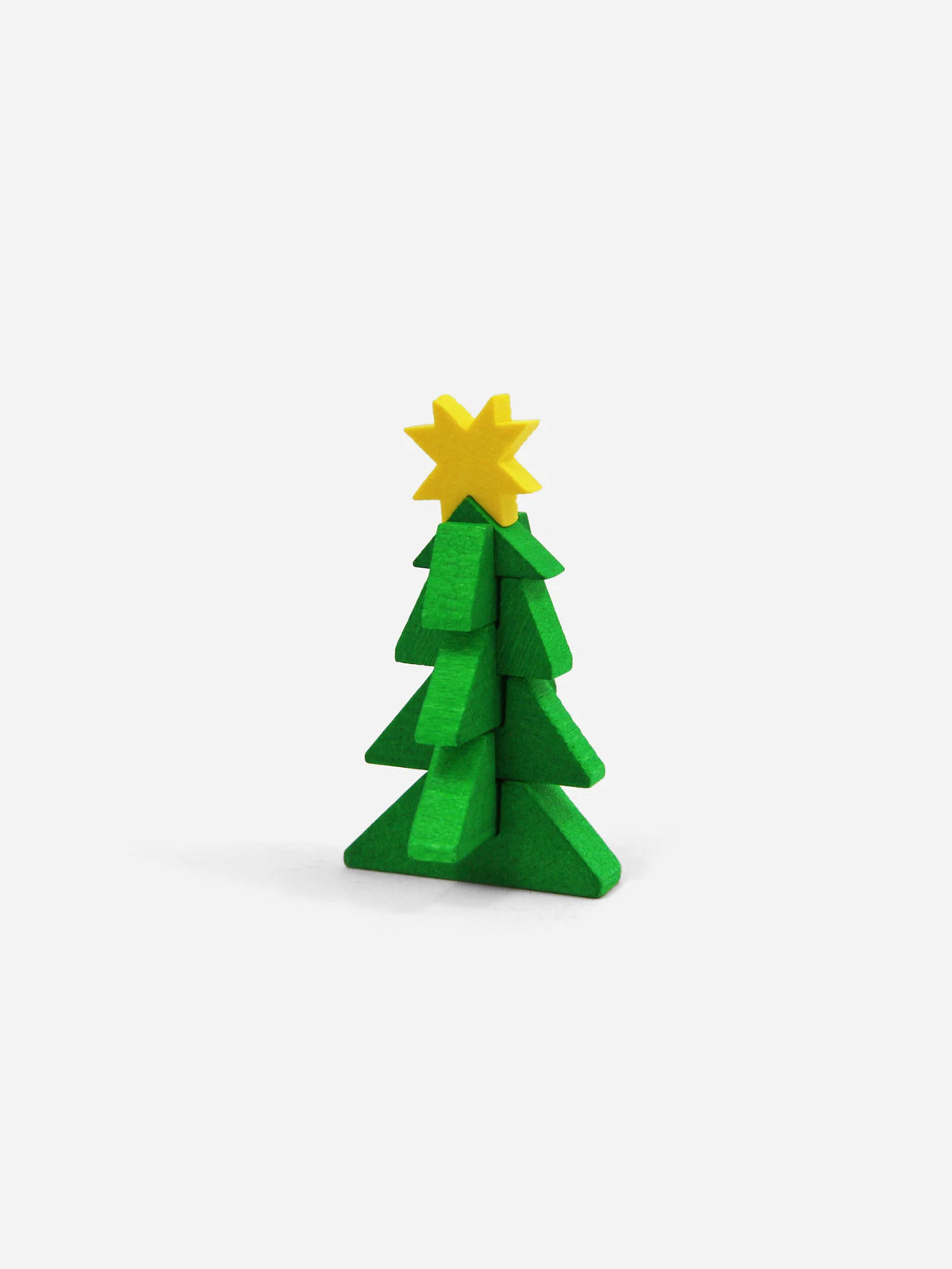 Aufgebauter Mini-Weihnachtsbaum aus grünen Holzteilen mit gelbem Stern an der Spitze