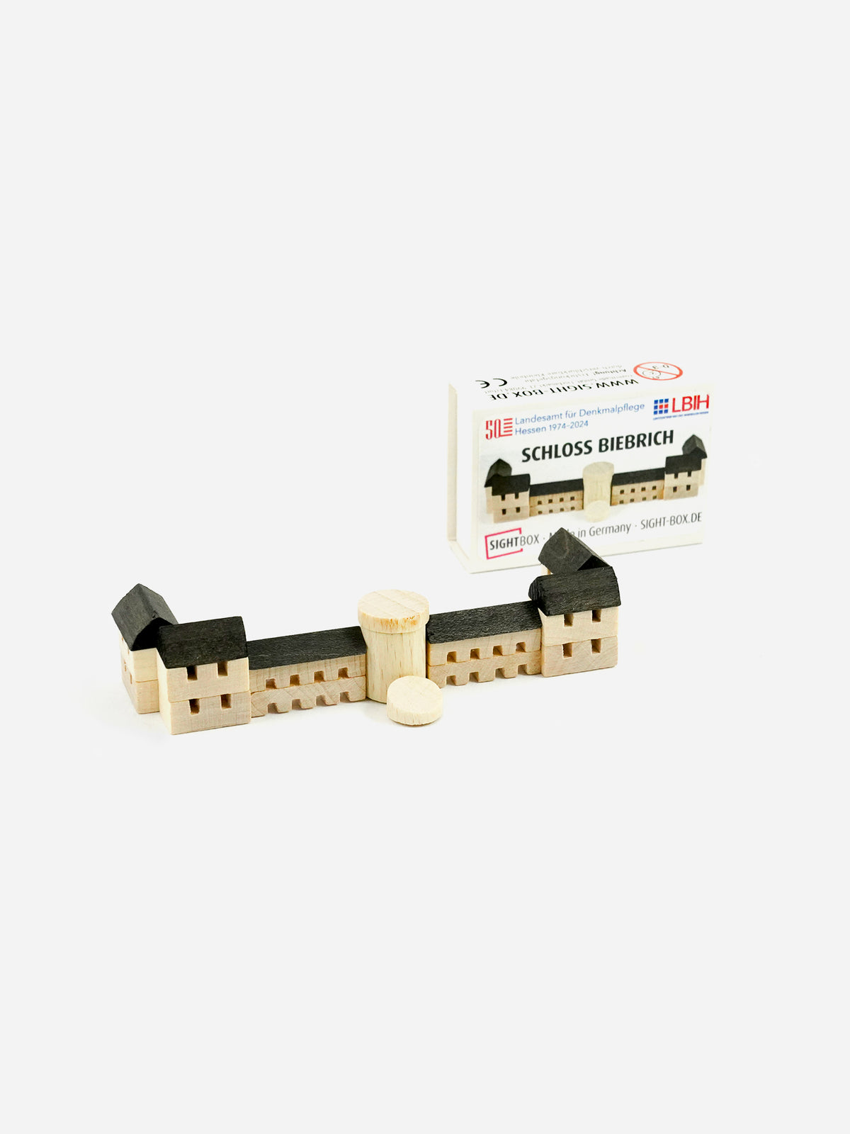 Schloss Biebrich Wiesbaden als Miniatur-Holzbausatz mit Rotunde und schwarzen Dächern vor der Streichholzschachtel