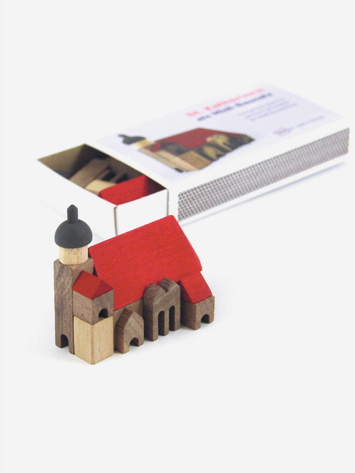 St. Katharinenkirche Brandenburg als Holzbausatz mit rotem Dach und Zwiebelturm vor der offenen Kaminholzschachtel