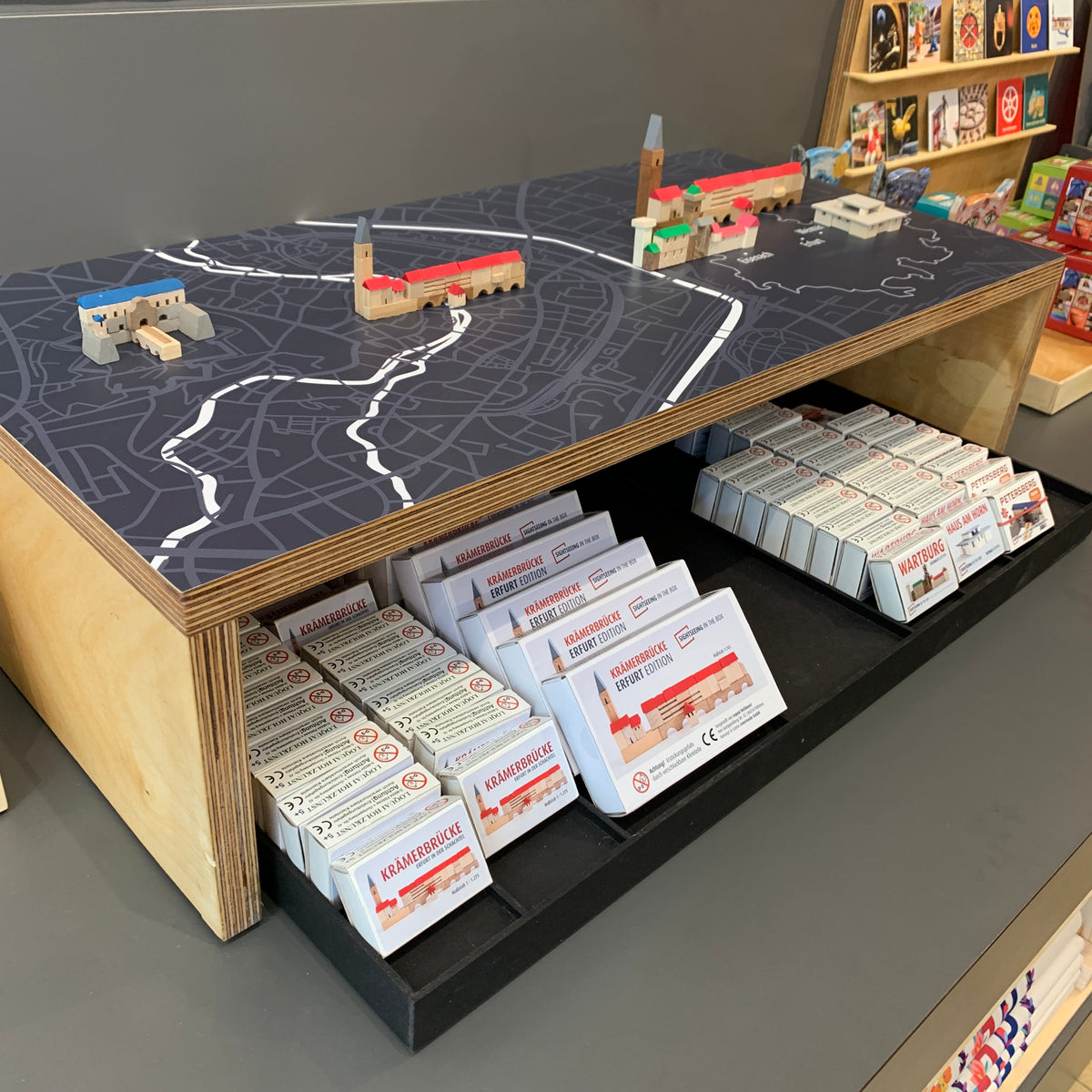 Sightbox-Verkaufsdisplay mit Erfurter Stadtplan, Holzmodellen der Sehenswürdigkeiten und Schachteln der Krämerbrücke-Edition