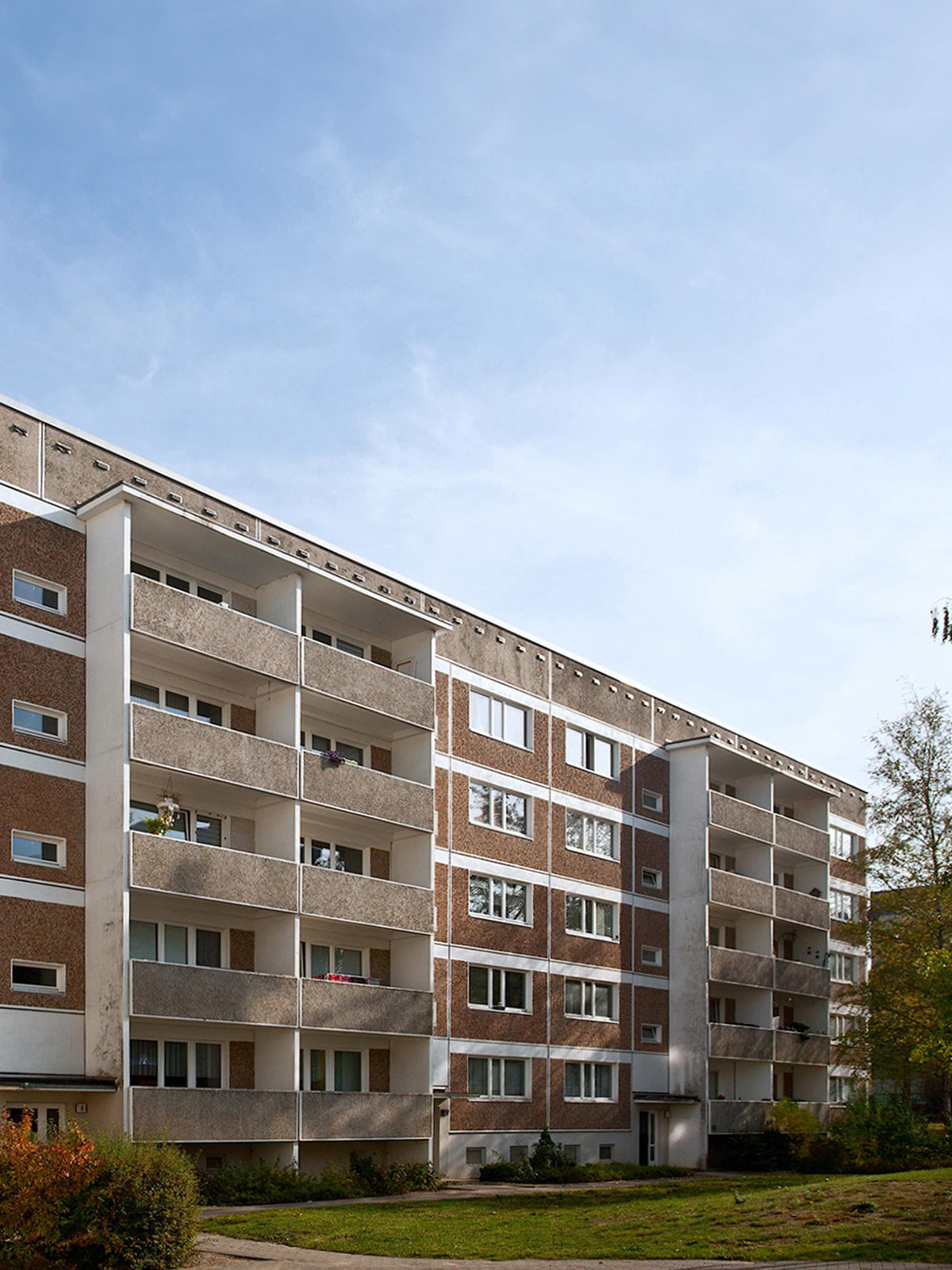 Fünfgeschossiger DDR-Plattenbau vom Typ WBS 70 mit Balkonen und Grünfläche – Vorbild des Sightbox-Bausatzes