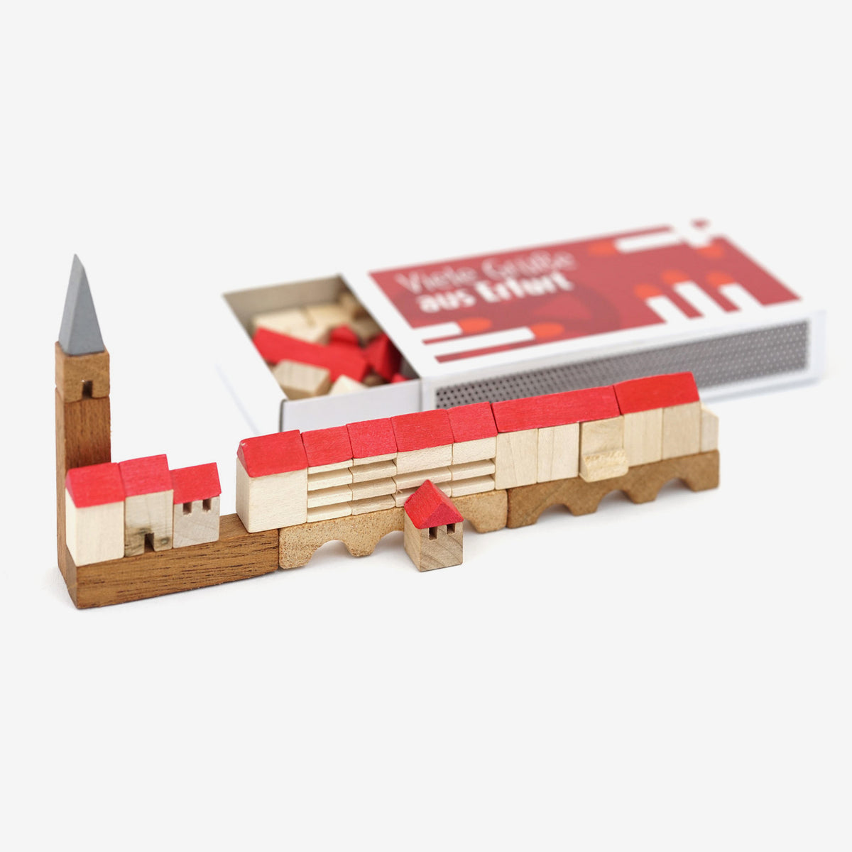 Holzbausatz Krämerbrücke Erfurt mit Ägidienkirche und rot gedeckten Häusern vor der offenen Kaminholzschachtel