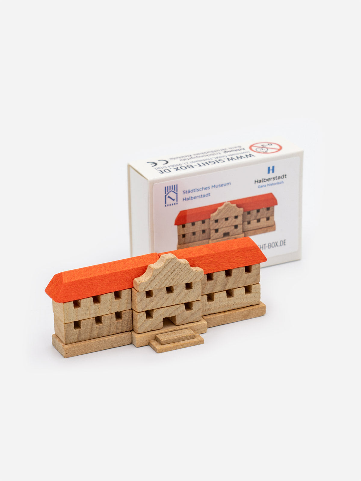 Städtisches Museum Halberstadt als Miniatur-Holzbausatz mit orangefarbenem Dach vor der Sightbox-Schachtel