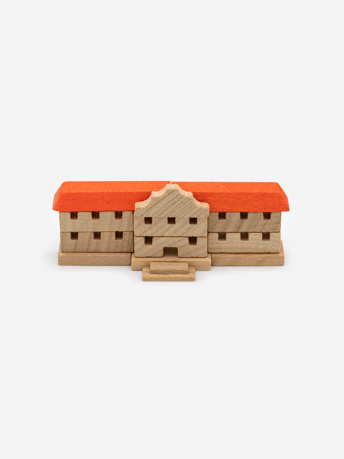 Aufgebautes Holzmodell des Städtischen Museums Halberstadt mit Mittelgiebel, Freitreppe und orangefarbenem Dach